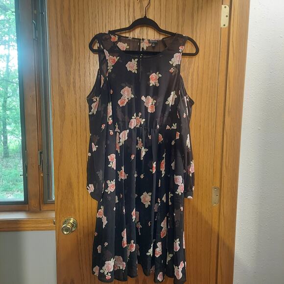 Torrid 1x plus BLACK FLORAL COLD SHOULDER CHIFFON DRESS - Picture 1 of 10